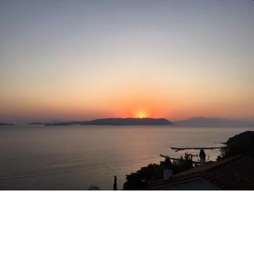 'Bouzouki' - a 2 bedroom 3-bed holiday unit with panoramic sea-view
