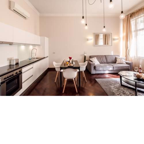 BpR Lovely Design Home in the Center