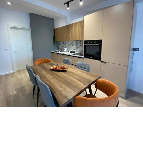 Brand New Apts located at the city’s main square-100 mbs wifi