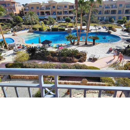Bright 2 bed, pool facing apartment in Limnaria Gardens