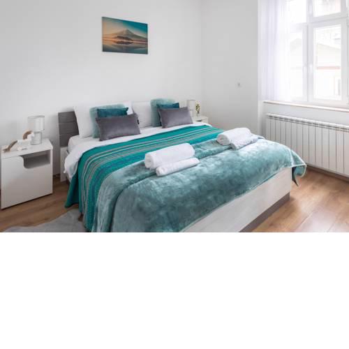 Bright 2BDR Apartment near Main Train&Bus Station