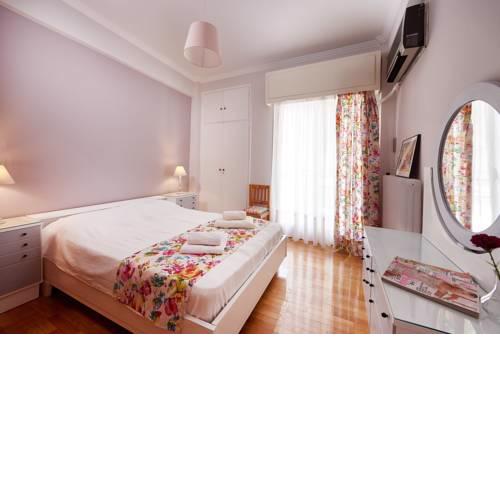 Bright 3rd flr apt close to National Opera