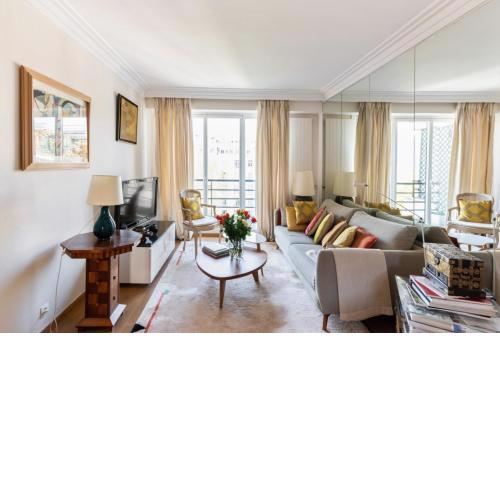 Bright and charming two-bedroom close to Eiffel Tower Paris