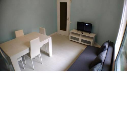 Bright and newly renovated apartment near Glorias Tower
