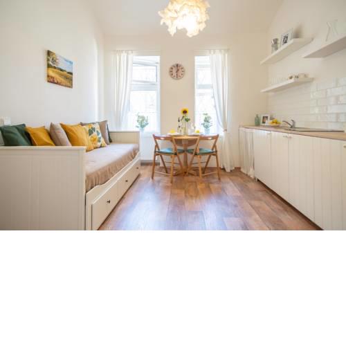 Bright and spacious flat with two bedrooms for 6 guests by easyBNB