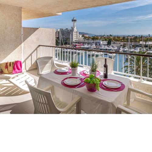 Bright Apartment in Empuriabrava overlooking Sea