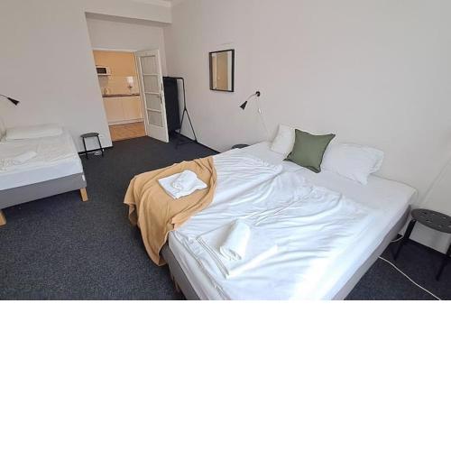 Bright apartment sleeps 8