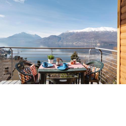 Bright Apartment with Balcony, Lake View & Shared Garden!