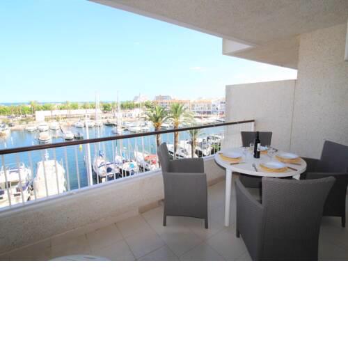 Bright apartment with lift and view of the harbor and the sea for 3 people