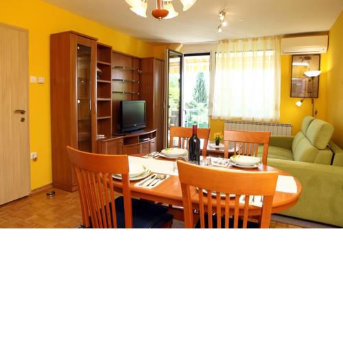 Bright Apartment with Terrace for 5 pax DD2