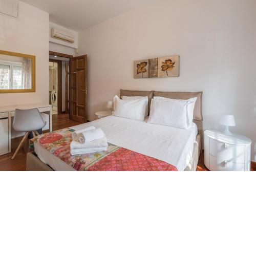 Bright Apt 2 Bedroom and balcony