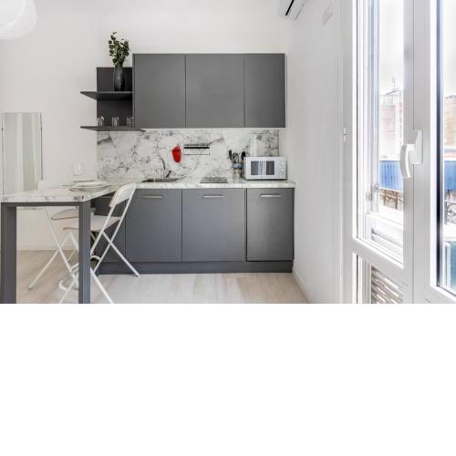 Bright Apt 600mt from Viale Zara!