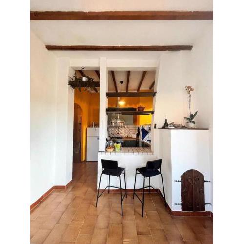 Bright & Colourful Flat only 5 minutes from sea