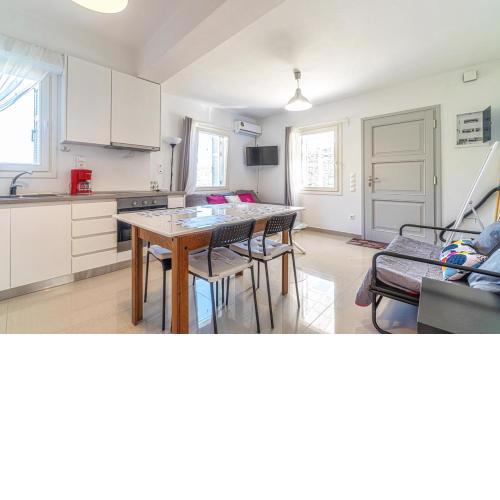 Bright & Cozy Flat - Central with Great Views