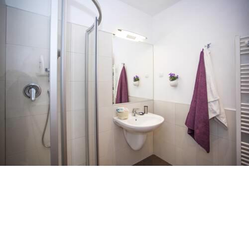 Bright flat 10' from Wenceslas Sq.