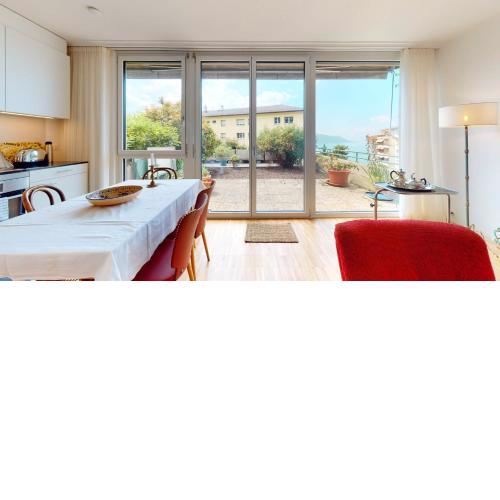 Bright flat overlooking Lake Geneva