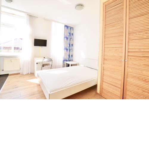 Bright mini apartment! 20min to center!