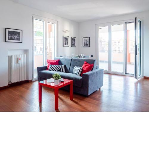 Bright one-bedroom apartment with terrace in Milan