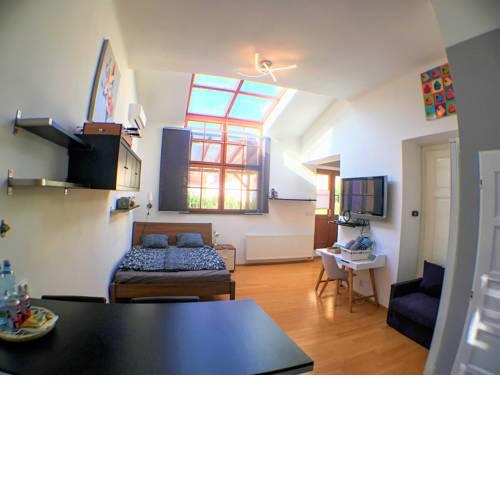 Bright rooftop studio with huge terrace - Air-Con