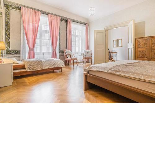 Bright & Spacious at Mala Strana, Charles Bridge 3 min of walk