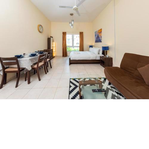 Bright & Spacious Studio Apt - Discovery Gardens
