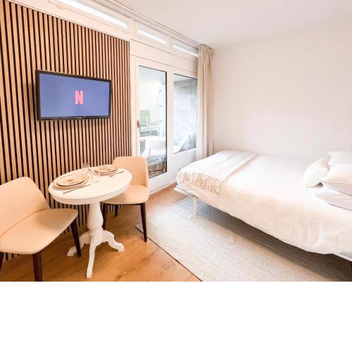 Bright Tiny Studio - Shared Pool & Sauna - Free Parking - Air condition