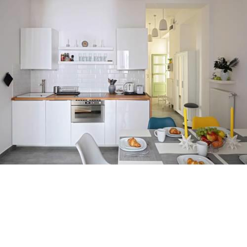 Budapest Central Apartman 3 bdr, 2 bath+3A/C+Free Parking+Quite