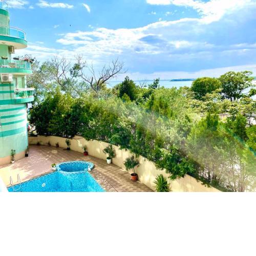 Budget Holiday Apartments First Sea Line Coast