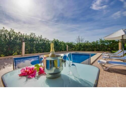 Buger Holiday Home Sleeps 4 with Pool