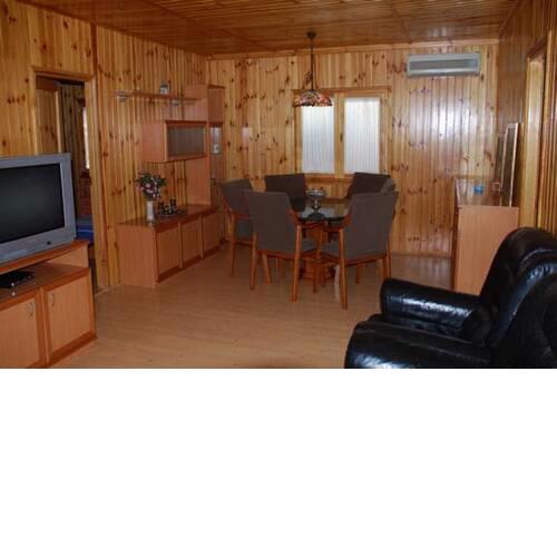 Bungalow con piscina en camping privado cerca de la playa de Torre del Mar Ideal familias