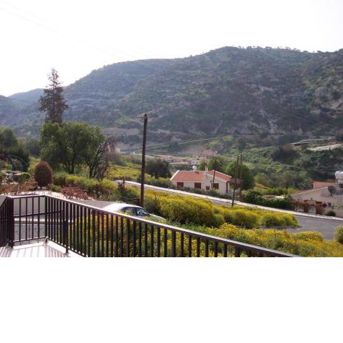 Bungalow with 2 double bedrooms in the hills .