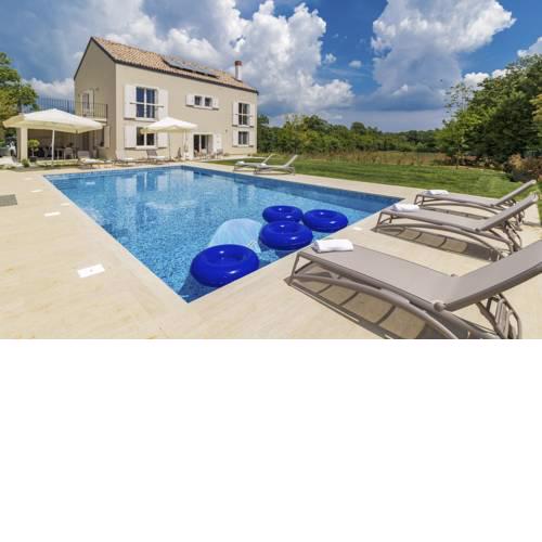 Butkovici Villa Sleeps 10 with Pool Air Con and WiFi
