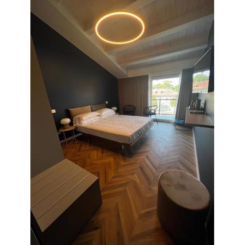 C House Rooms Lake
