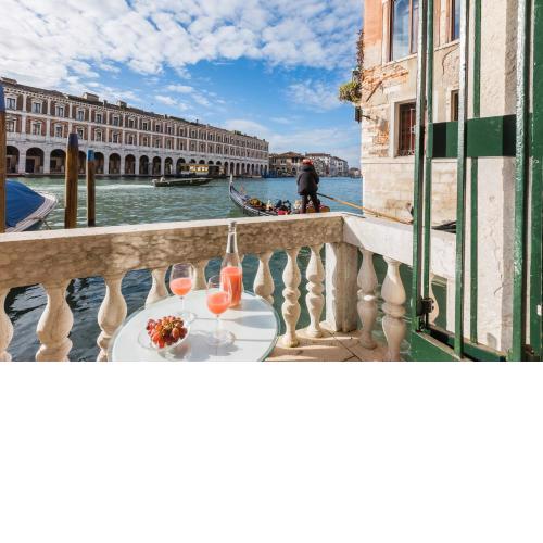 Ca' Giulia Grand Canal view next to Rialto Bridge