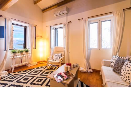 Calypso Old Town Apartment with Sea View