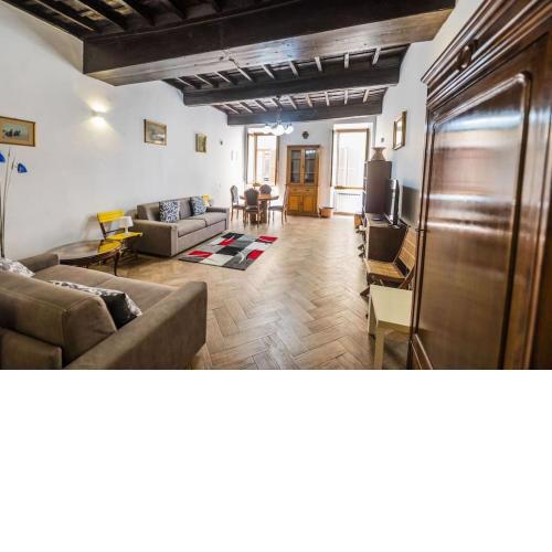 Campo de Fiori Spacious Apartment