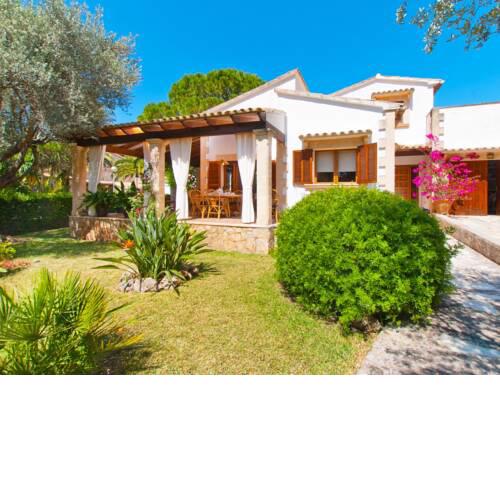 Can Gomila, villa con jardines junto al mar en Bonaire, Alcudia