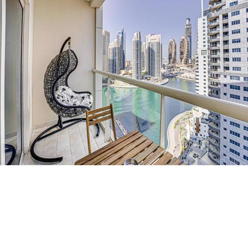 Canal View apartment in Marina