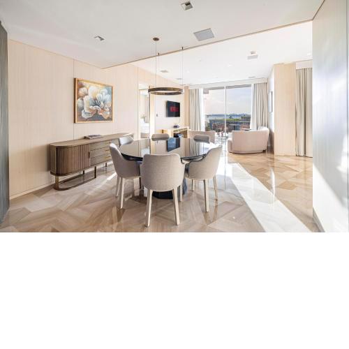 Captivating 2BR High-Floor Apartment in Five