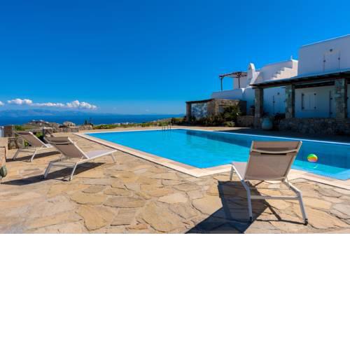 Carmelita Villa with Pool by Stylish Stays