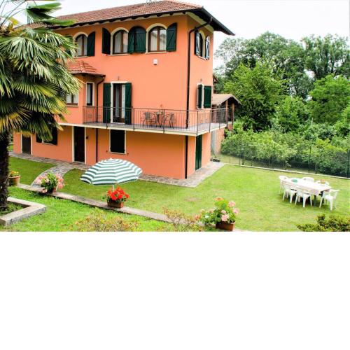 Casa Arto, independent and sunny house in the heart of the village with garden