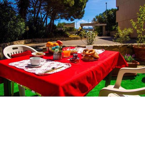 Casa Bouganville ampio Bilocale a 2 passi da Caprera con spazio esterno e comodo parcheggio La Maddalena
