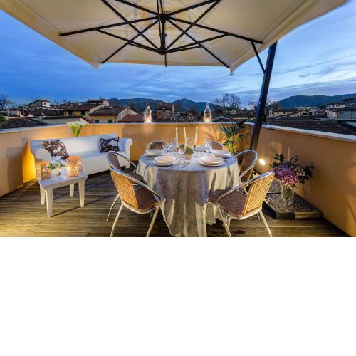 Casa Cachi 3, Breathtaking Views of Lucca from a Spacious Furnished Terrace inside the Walls