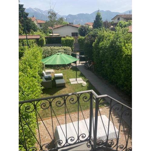 Casa centrale con giardino e parcheggio.