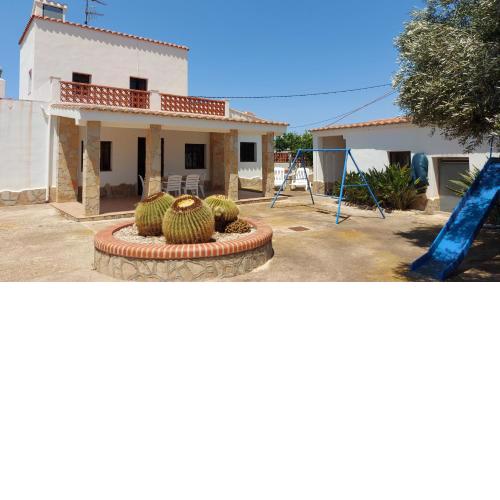 CASA CHALET EN FINCA RUSTICA CERCA DE LA PLAYA Y CIUDAD