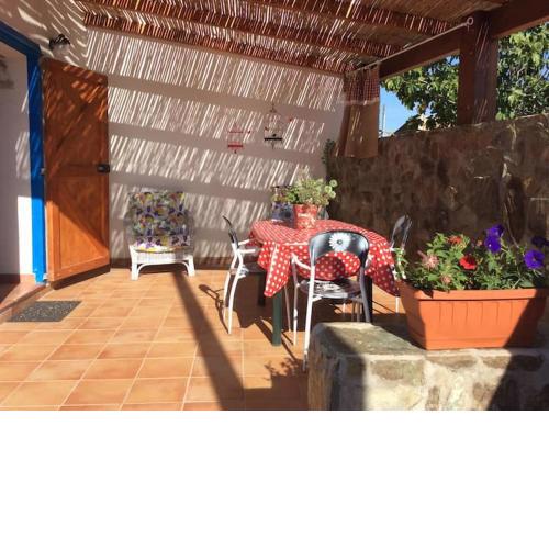 Casa con ampio giardino (200mq),veranda coperta.