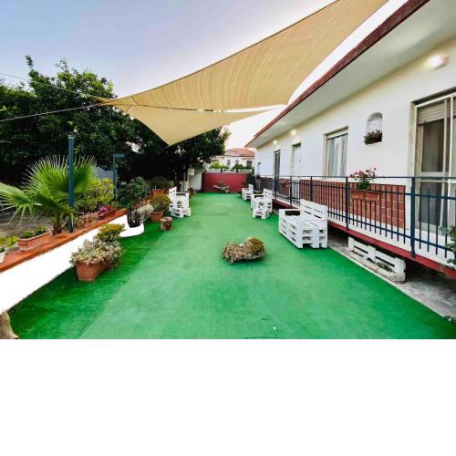 Casa con ampio giardino e patio