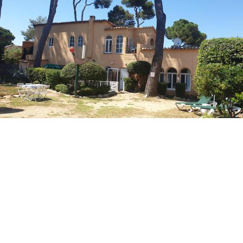 Casa con jardín a 30 metros de la playa. AT.