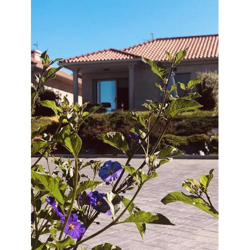 Casa con jardín al lado de Playa Hío