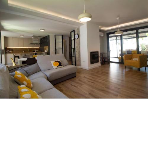 Casa con jardín privado y barbacoa piscina y 300 metros de la playa by Lightbooking